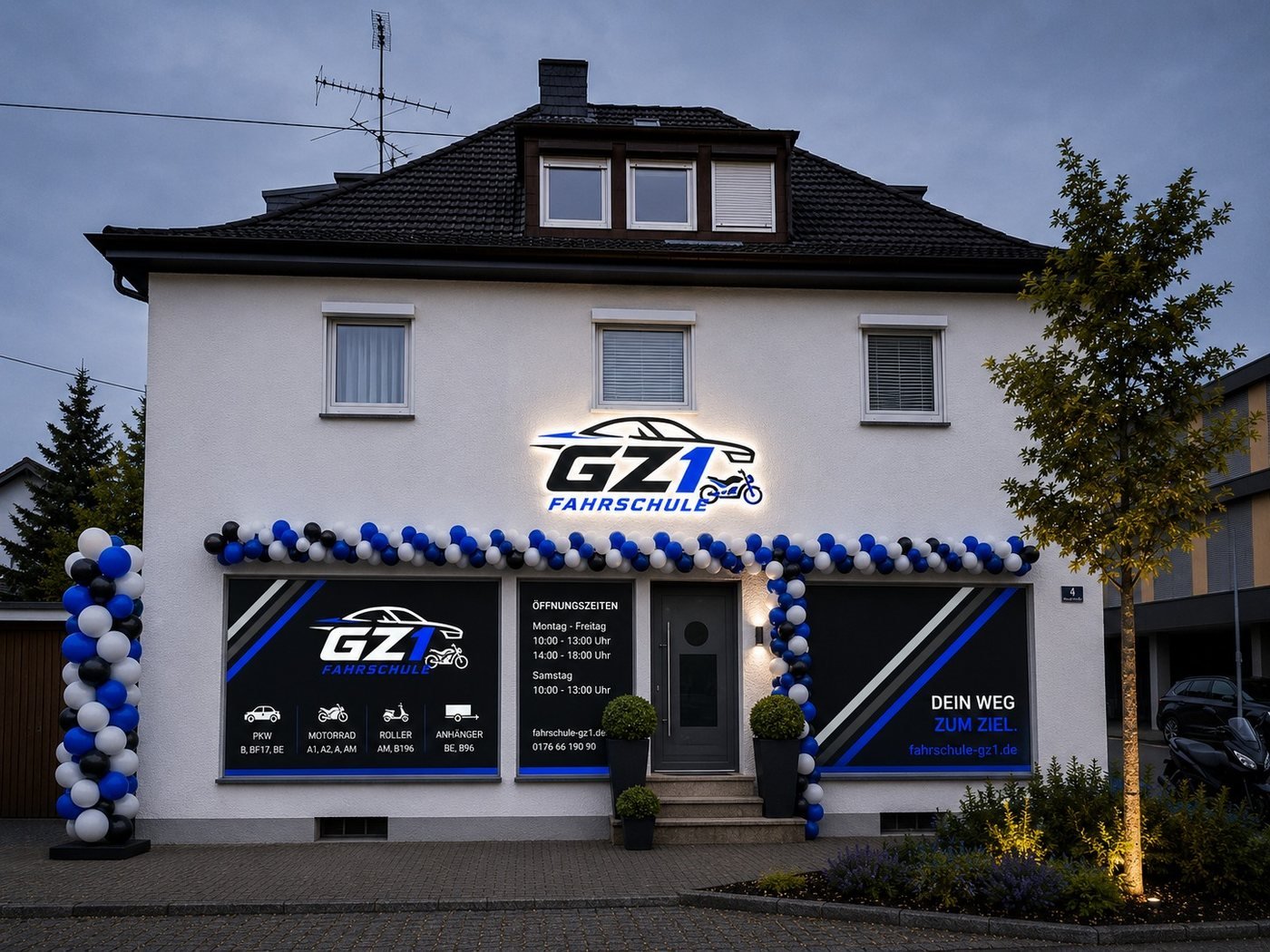 Entwurf der Fassade der Fahrschule GZ1 mit Leuchtschild, beklebten Schaufenstern und Ballons zur Eröffnung